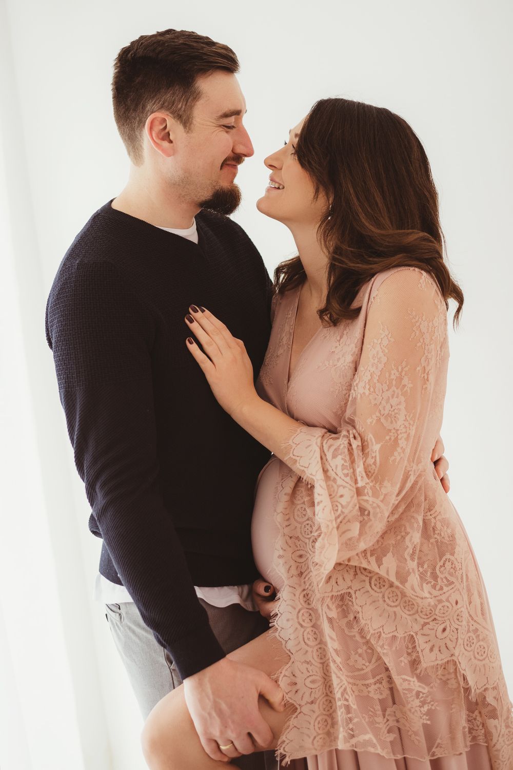 Schwangere Frau mit ihrem Ehemann Babybauch Shooting