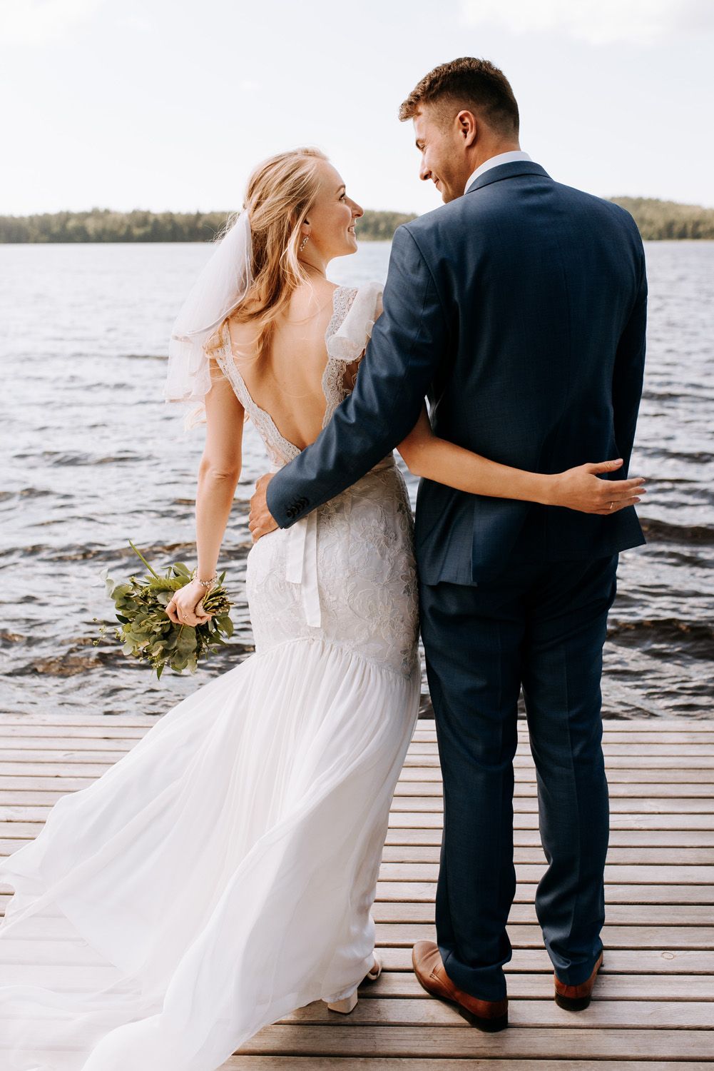 Kāzas vasarā pie ūdens kāzu fotogrāfs