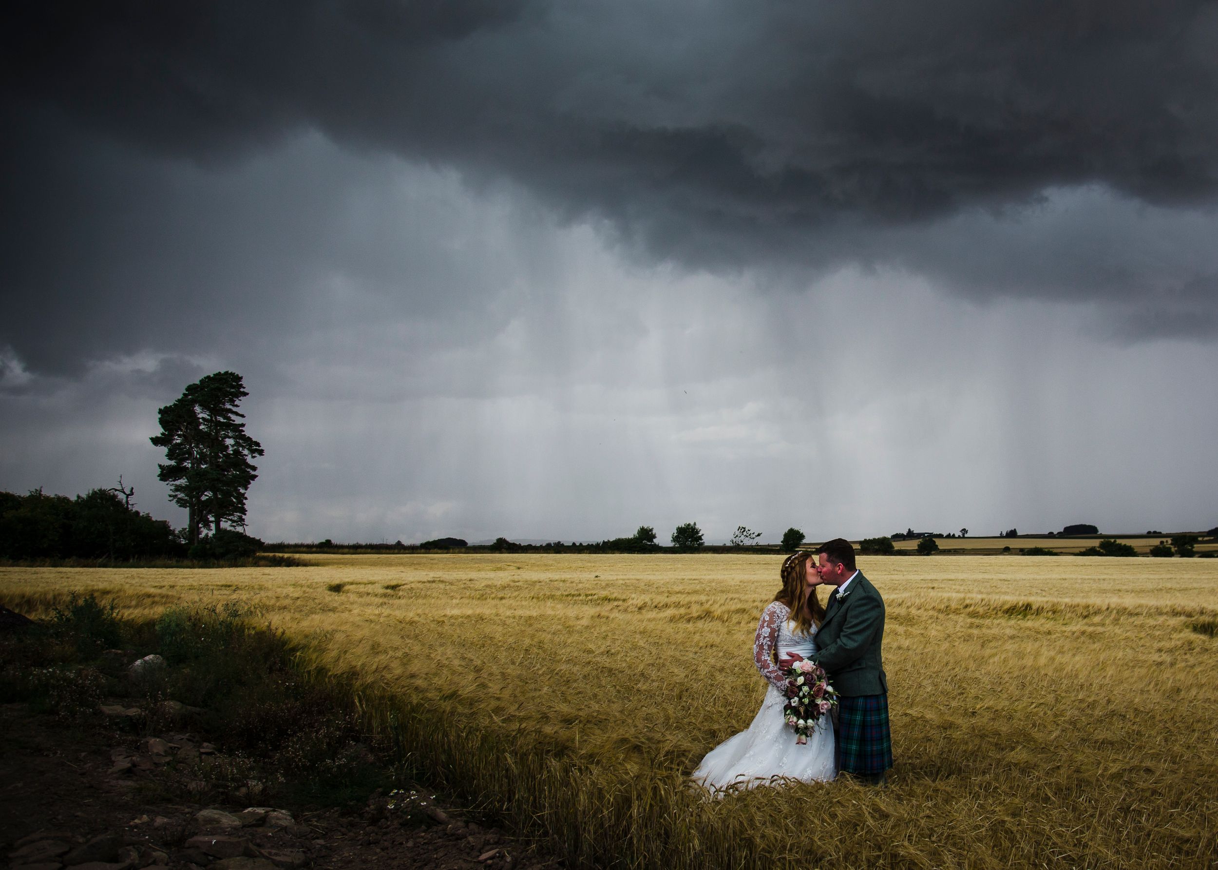 Garden wedding photographer scotland arbroath carnoustie farm wedding angus, carmyllie