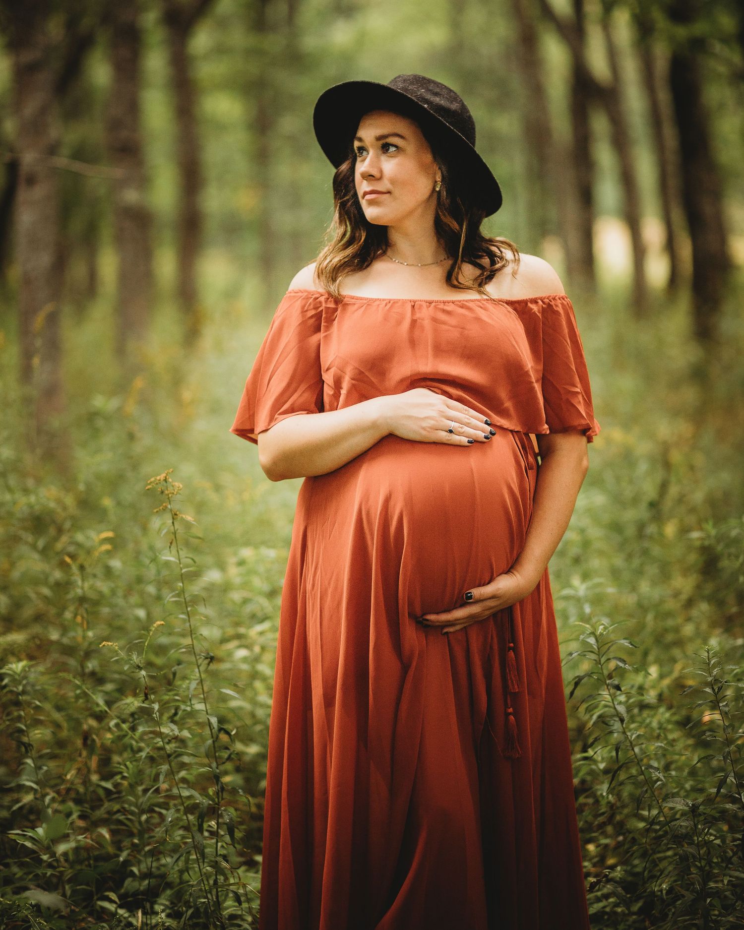 late summer maternity black hat forest photoshoot rust maternity dress
