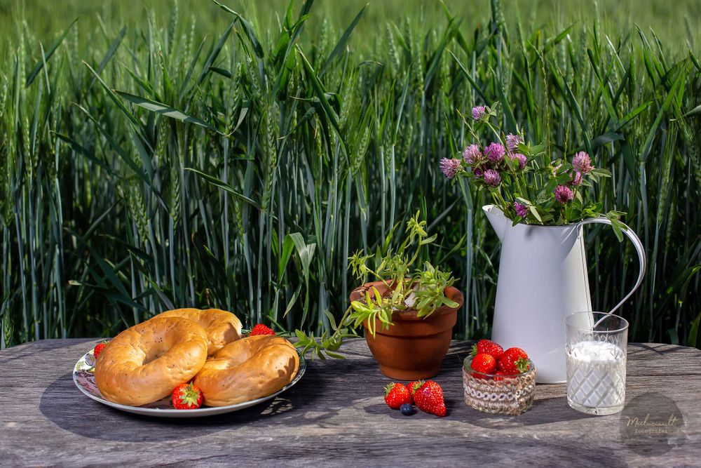 Riestainiai su pienu skanios reklaminės nuotraukos fotografavo Regimantas Meilutis