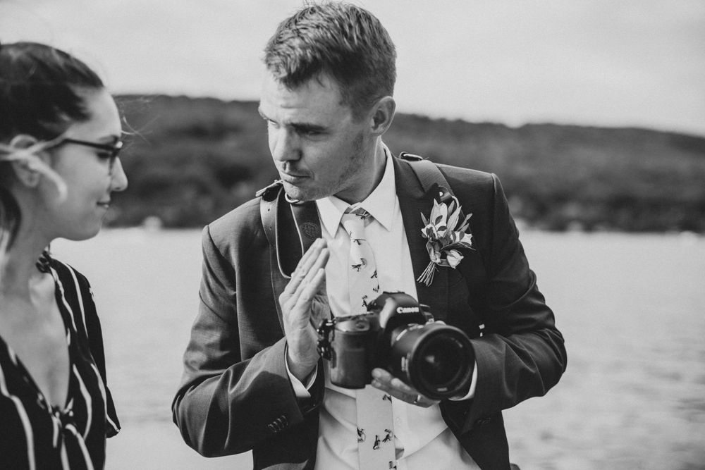 Behind the scene with a photo-passionate groom