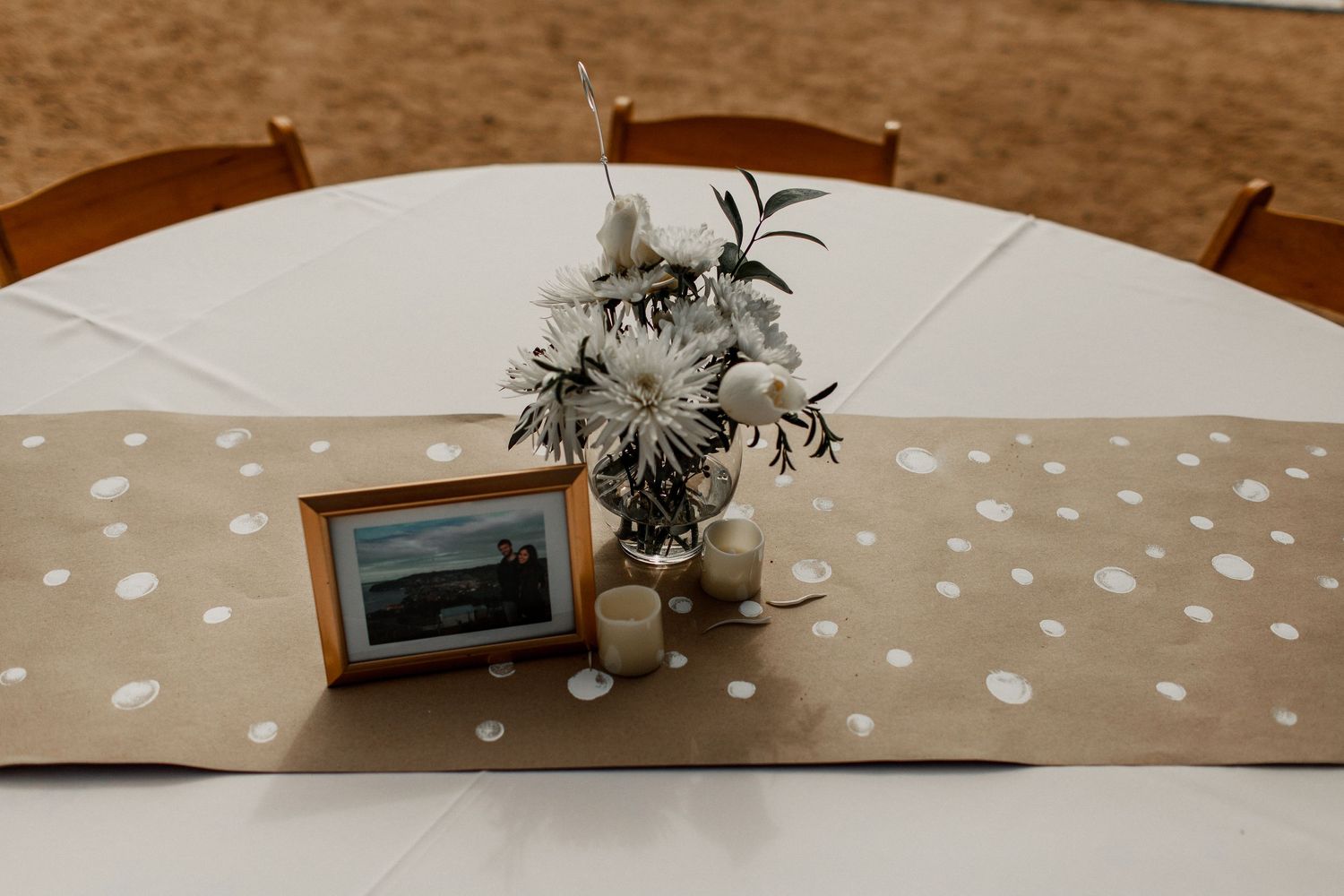 table decoration burlap with flowers and picture frame
