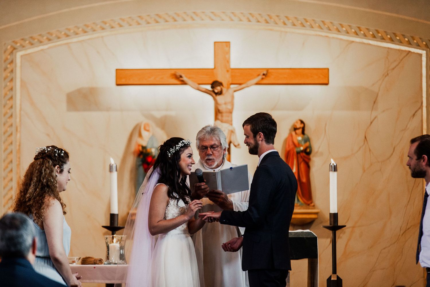 exchanging rings between bride and groom