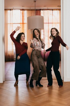 Fotoshoot drie dansende vrouwen in mooi pand Utrecht