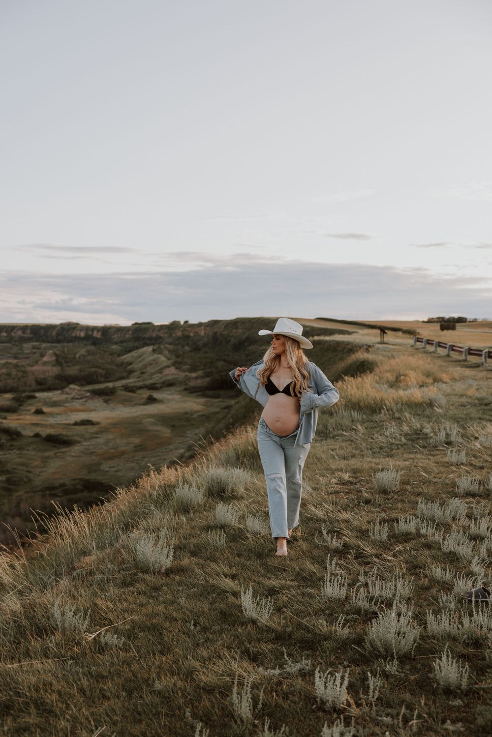 outdoor maternity photographer in red deer alberta