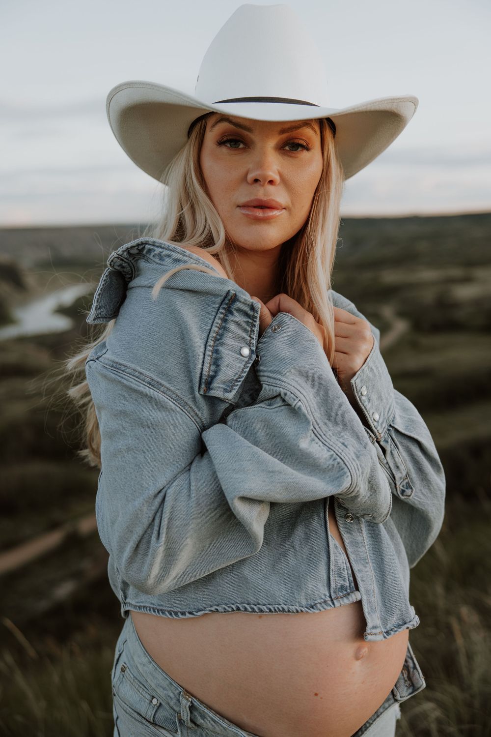 cowgirl maternity photoshoot