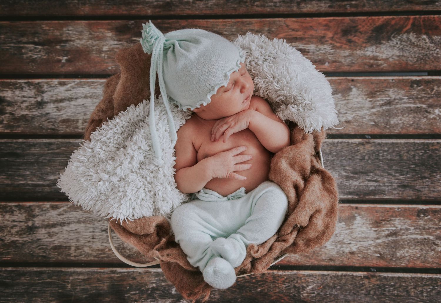 Beautiful newborn photographer by devon photographer Melanie Barnfield