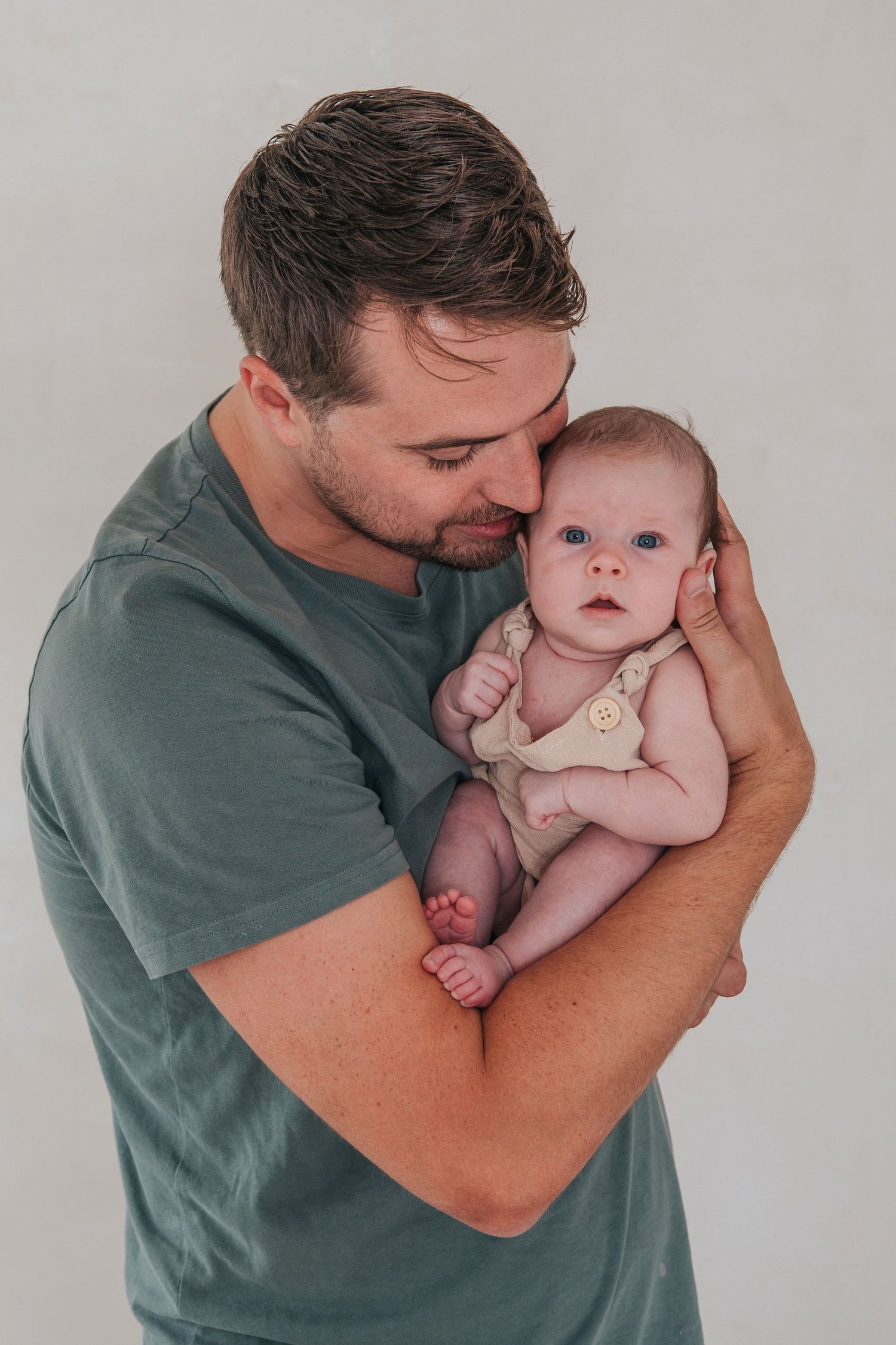 Baby and Daddy hugs by Melanie Barnfield Photographey - devon based photographer