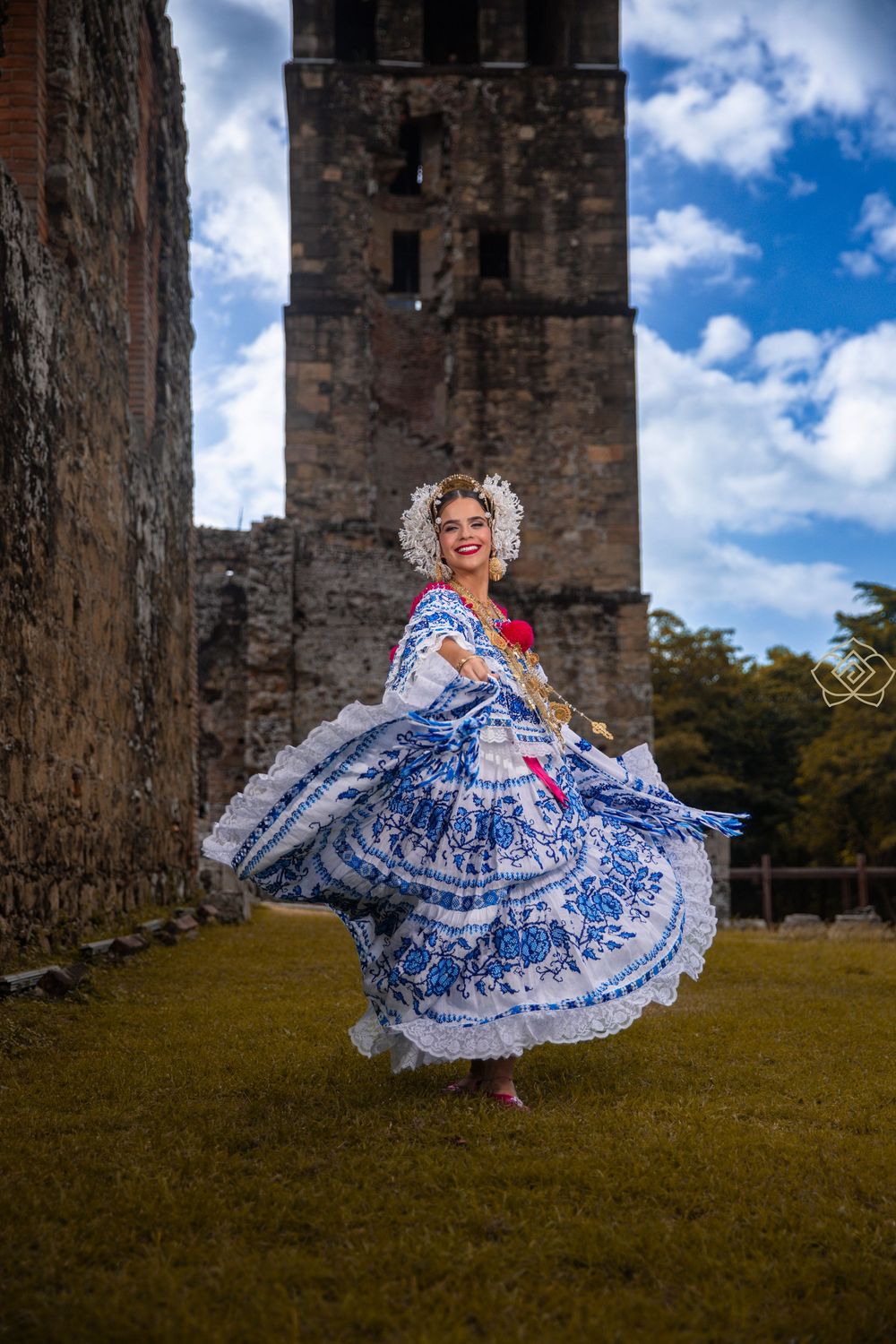 Mujer con pollera santeña de gala en sesión fotográfica en panama la vieja
