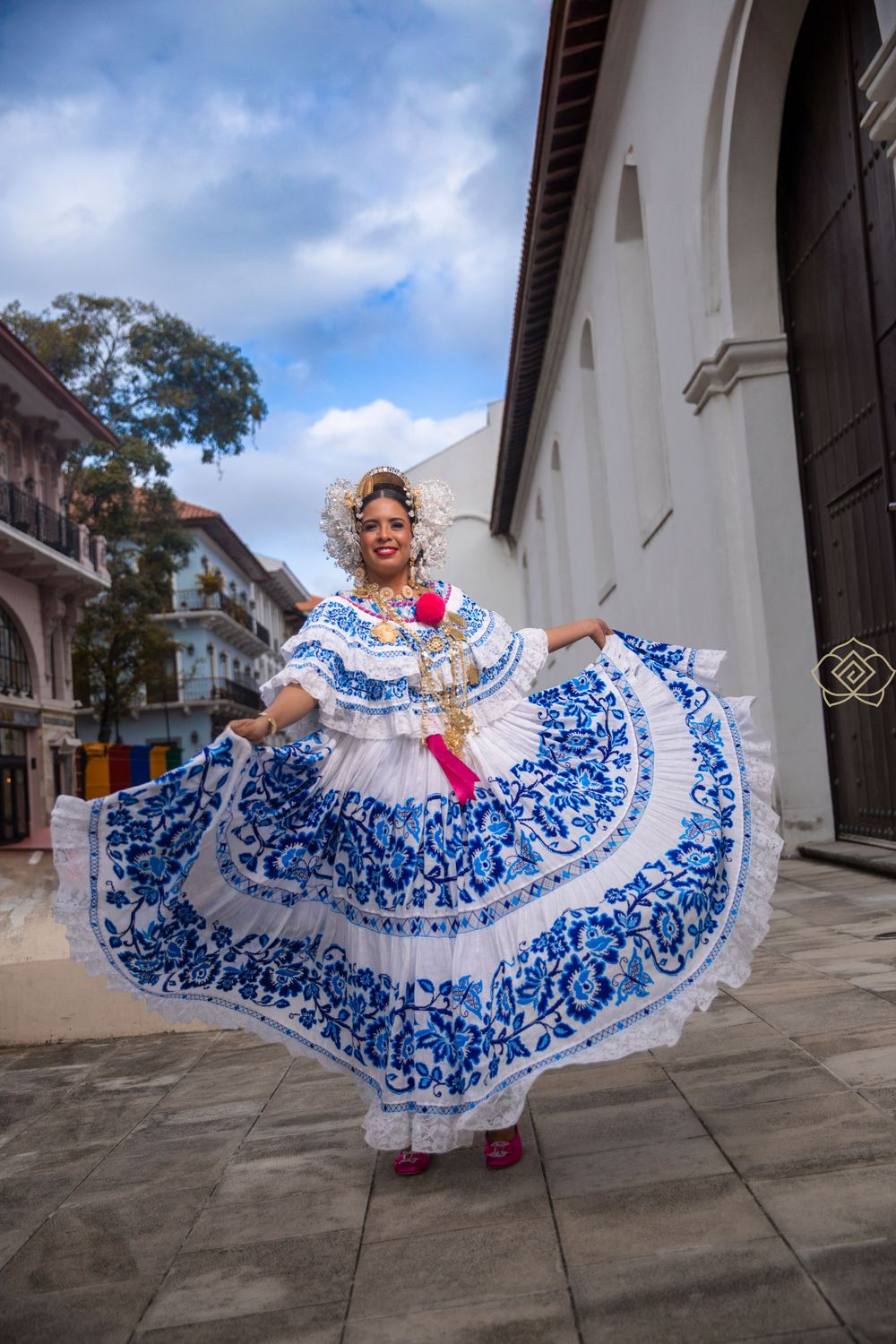 Mujer con pollera santeña de gala en sesión fotográfica en el casco viejo