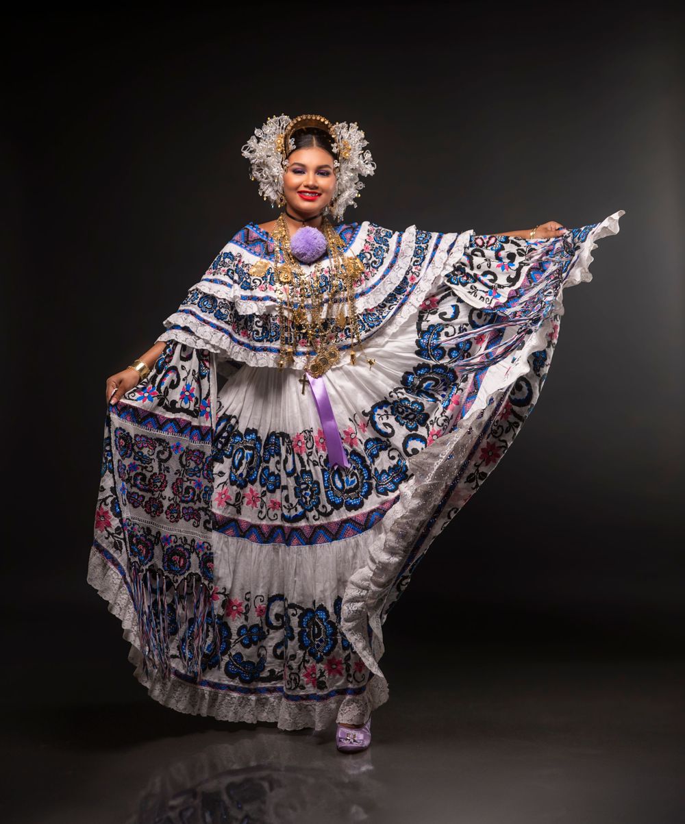 Mujer con pollera santeña de gala en sesión fotográfica en en estudio
