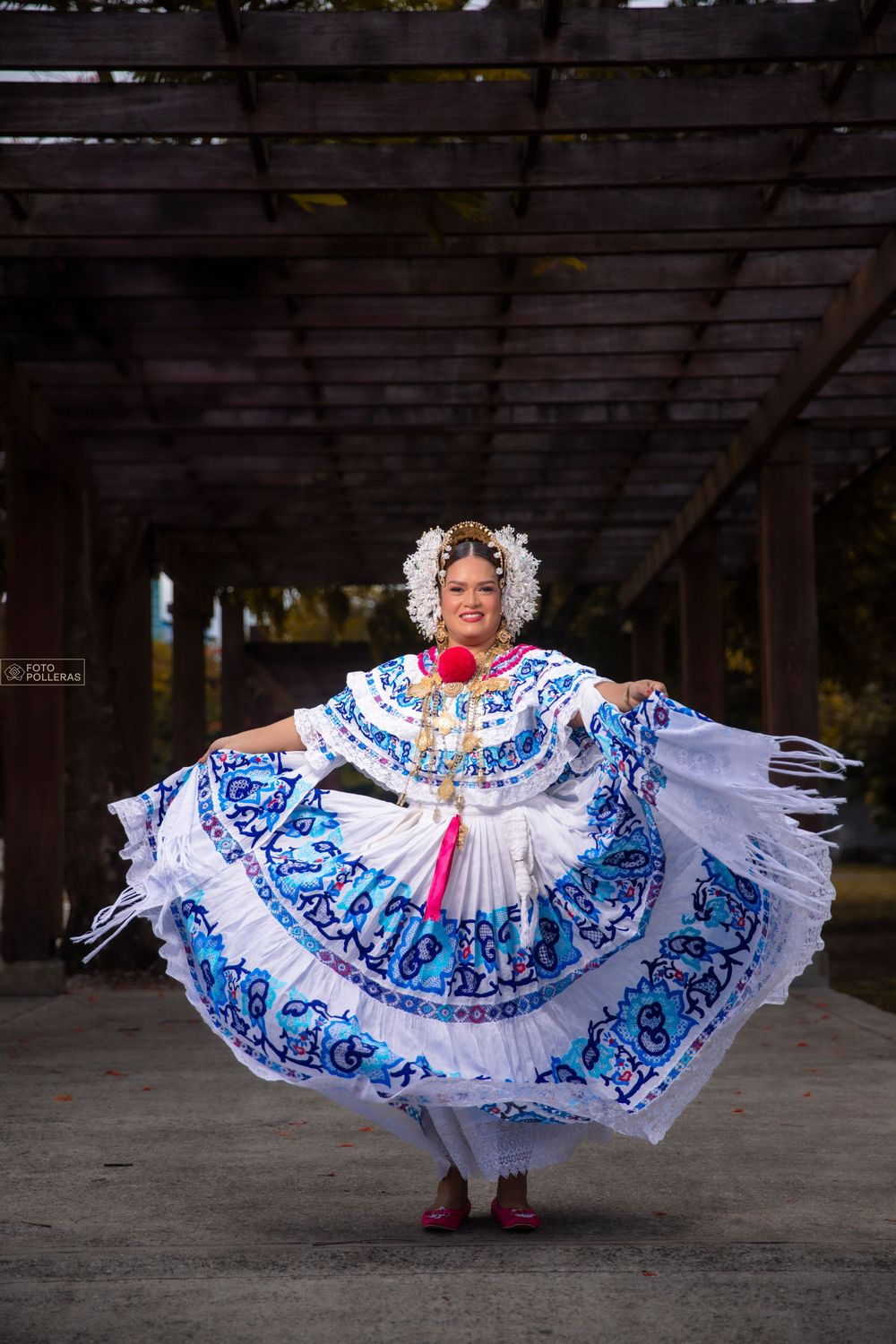 Mujer con pollera santeña de gala en sesión fotográfica en panama la vieja