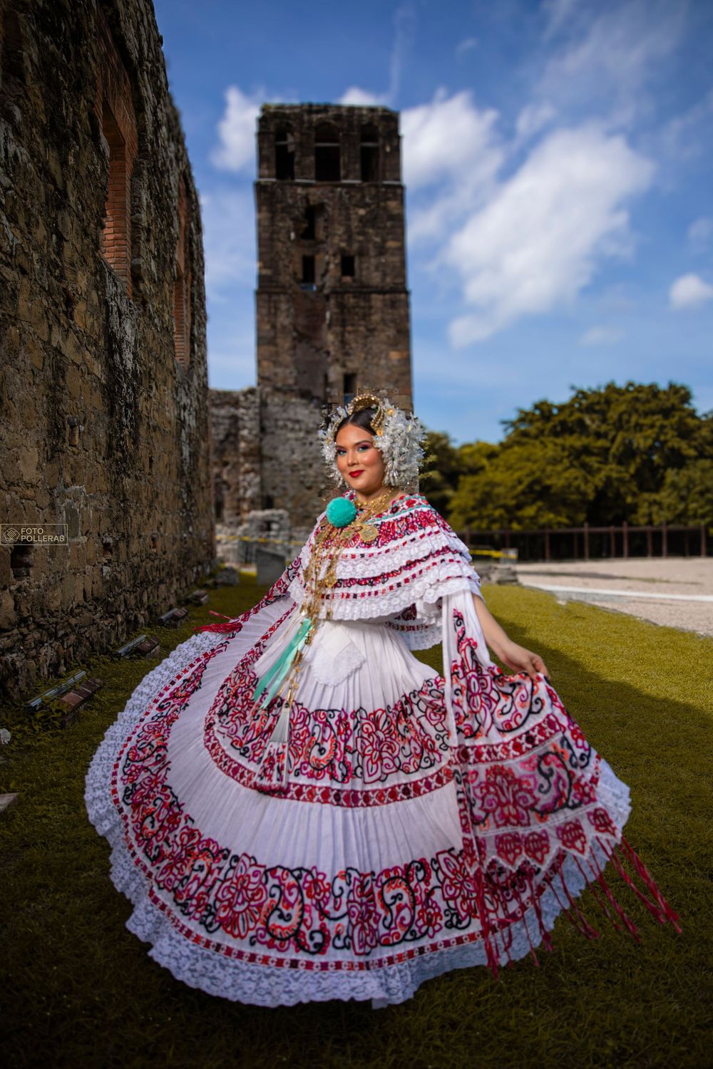 Mujer con pollera santeña de gala en sesión fotográfica en panama la vieja
