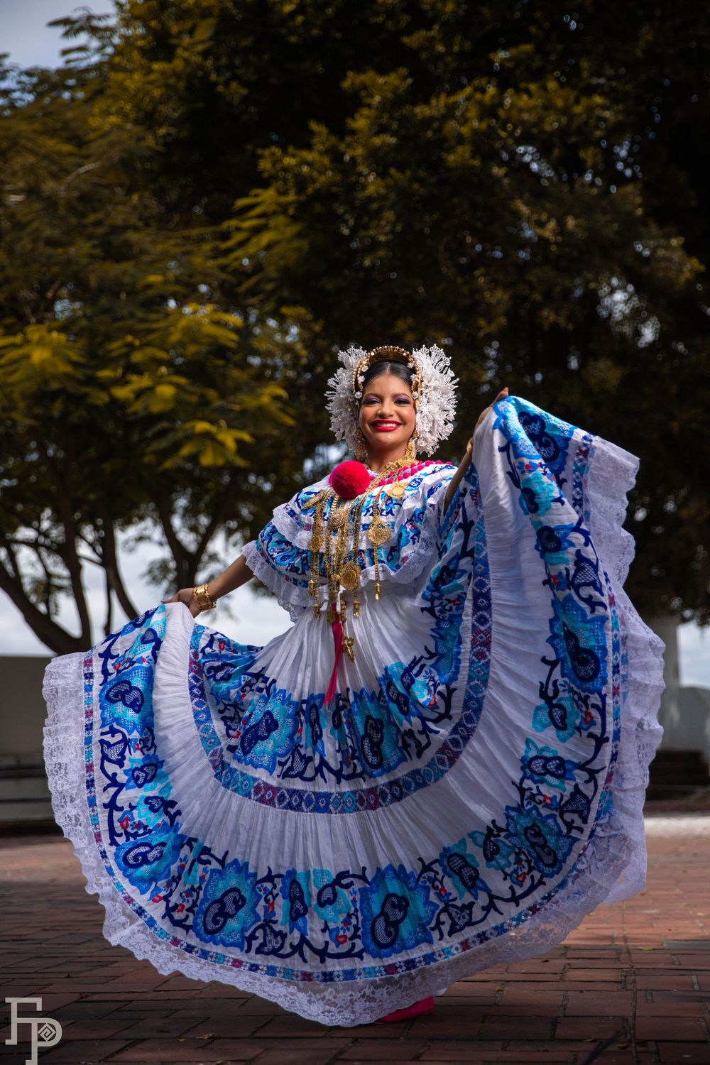 Mujer con pollera santeña de gala en sesión fotográfica en el casco viejo