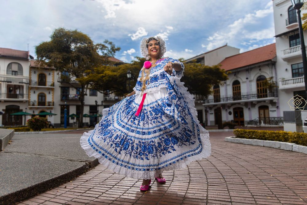 Mujer con pollera santeña de gala en sesión fotográfica en el casco viejo
