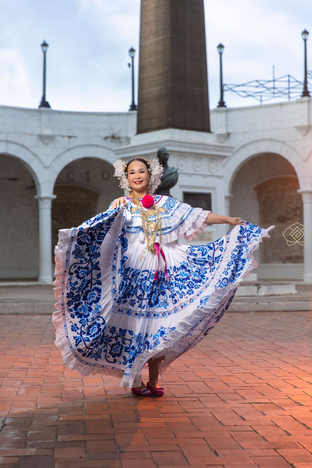 Mujer con pollera santeña de gala azul en sesión fotográfica en el casco antiguo de panama
