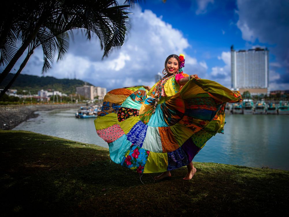 Mujer con pollera congo de gala en sesión fotográfica en ciudad de panama y al fondo el mar