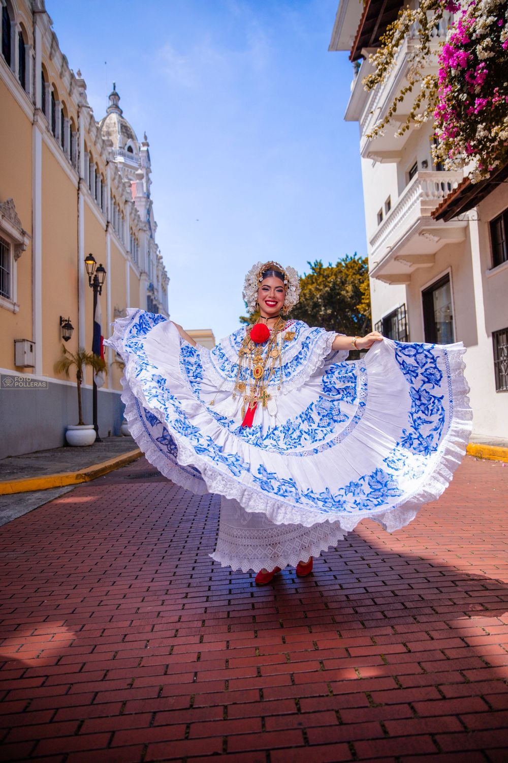 Mujer con pollera santeña de gala en sesión fotográfica en el casco viejo