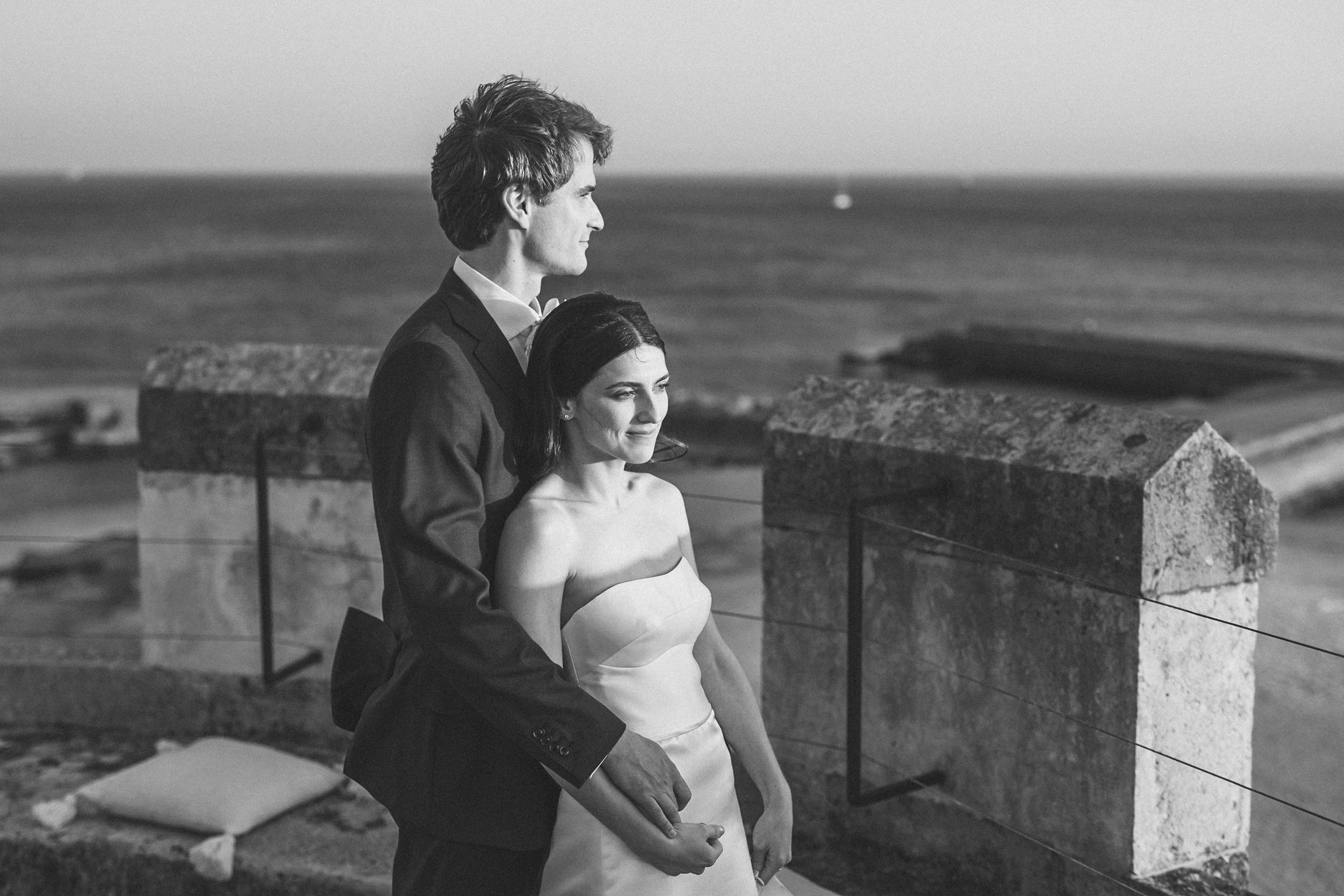 Romantic French destination wedding in Portugal — captured with cinematic flair at Forte da Cruz. By Regina Wedding Photographer Lisbon