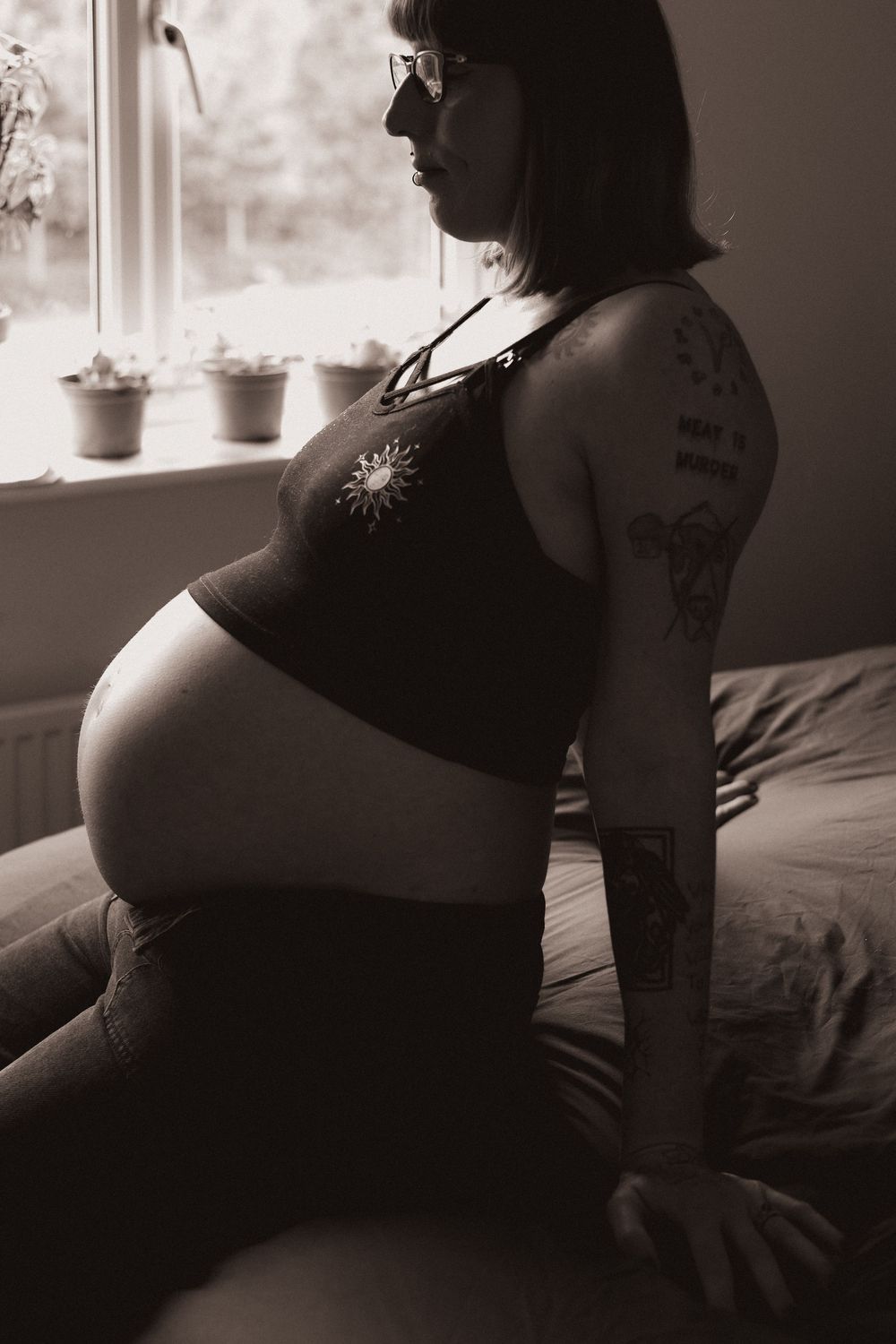 Relaxed maternity shoot in Suffolk – perfect for those who feel camera shy, monochrome, natural light
