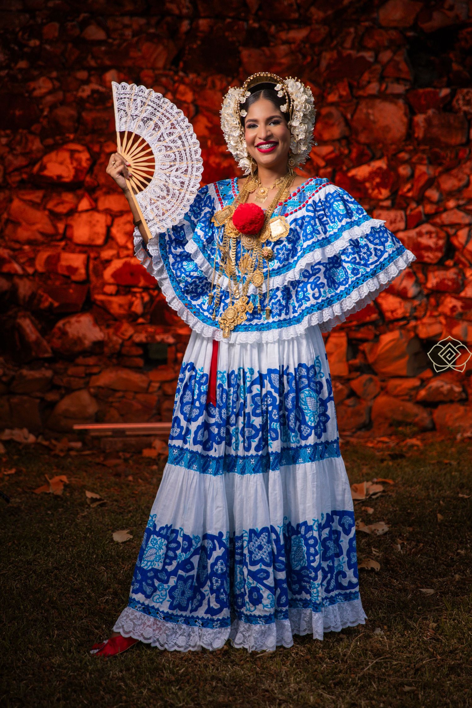 Mujer con pollera santeña de gala azul en sesión fotográfica en panama la vieja