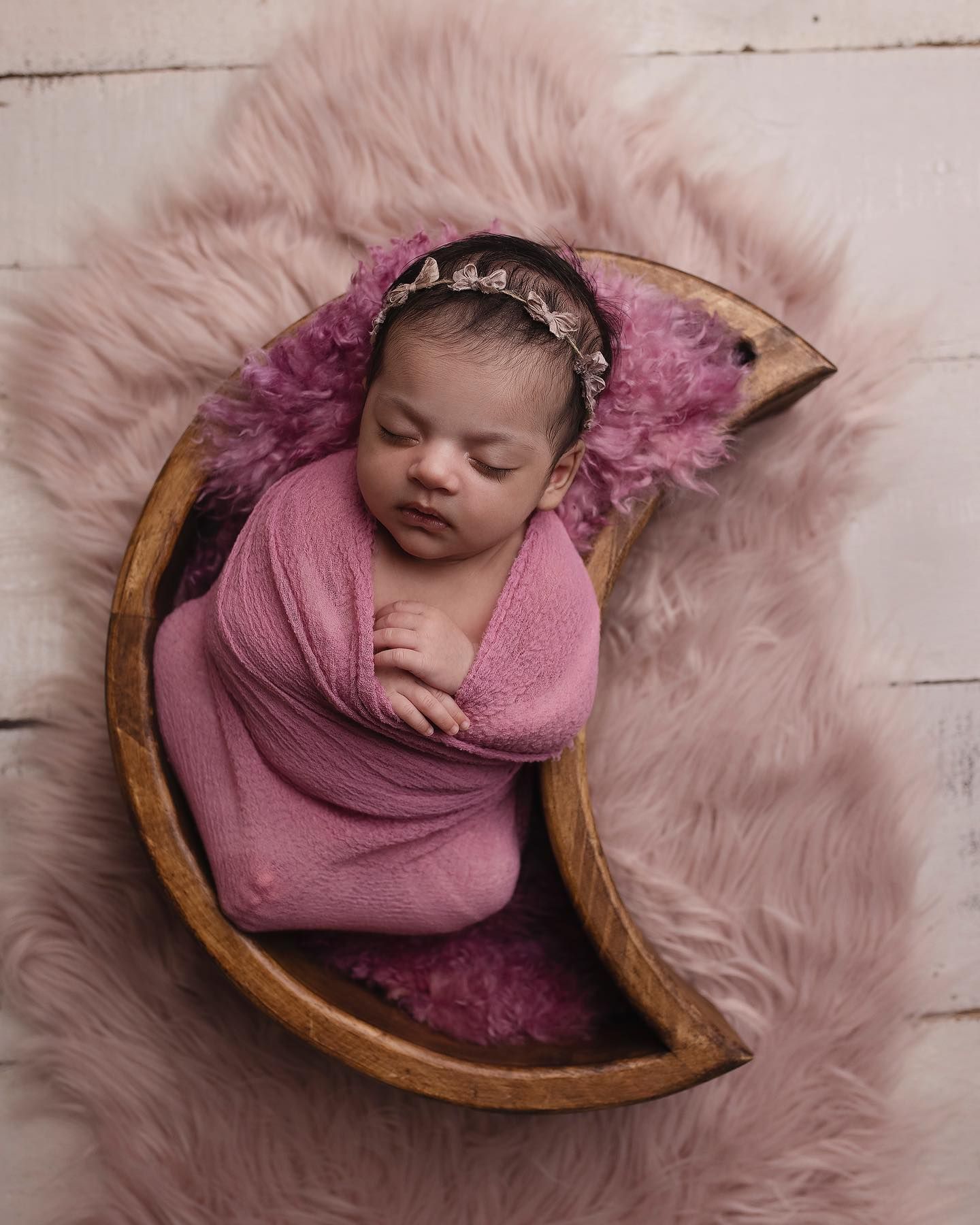 mini newborn sessions Surrey studio photography Elizabeth Lang Photography. Short baby photo shoot with minimal stress. baby in pink