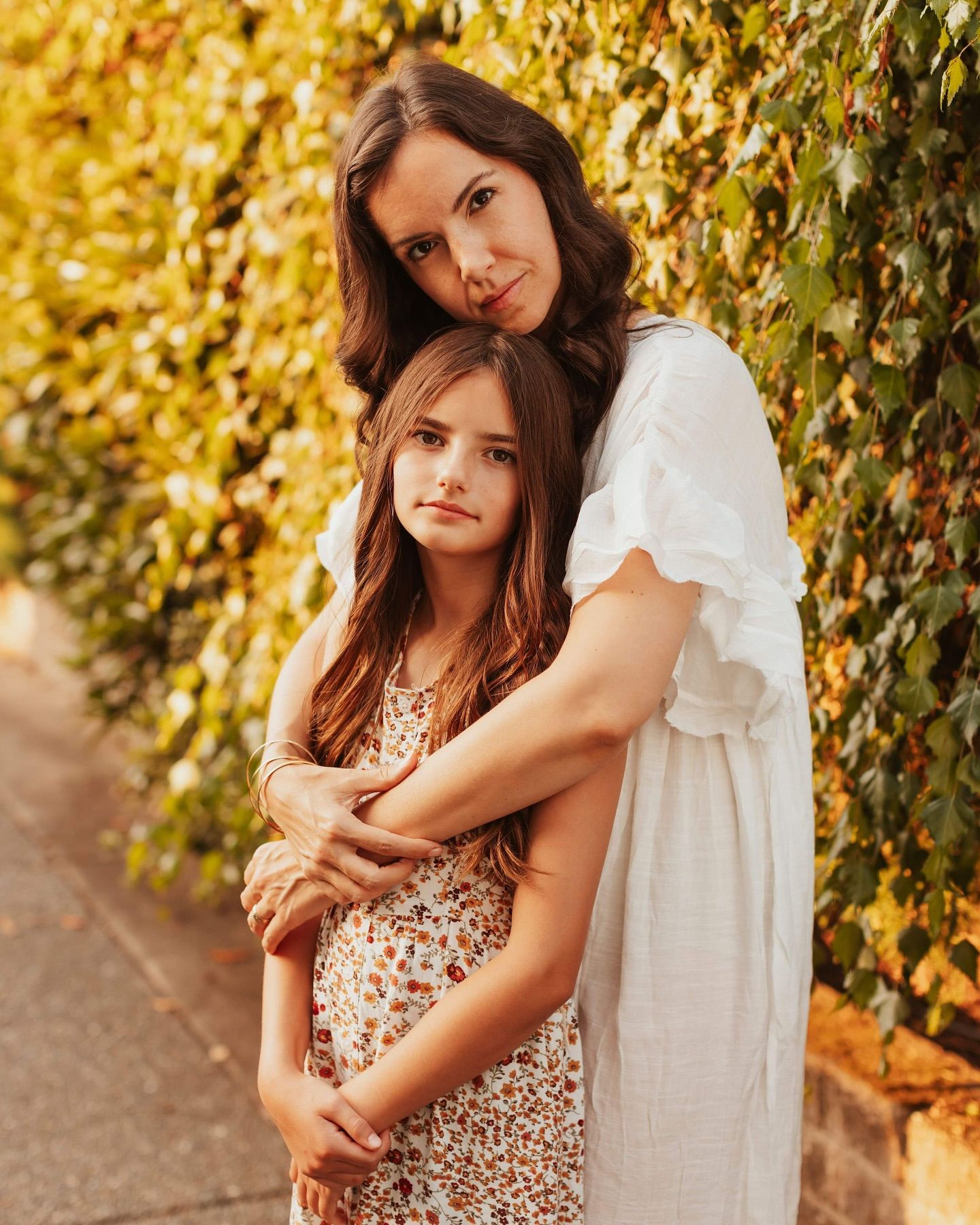 garden pathway Elizabeth Lang Photography Cloverdale garden photos. Outdoor family photos in Surrey. Motherhood portraits.