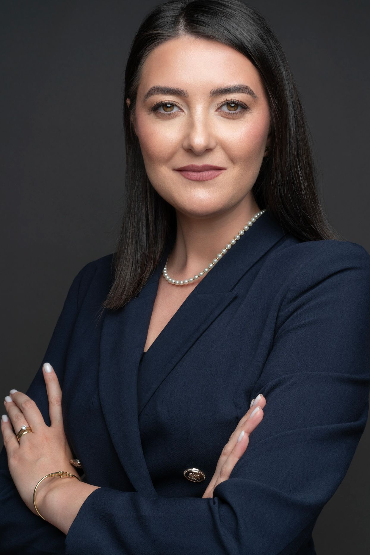 Fotografie de branding personal, femeie in tinuta business, posing clasic de headshots
