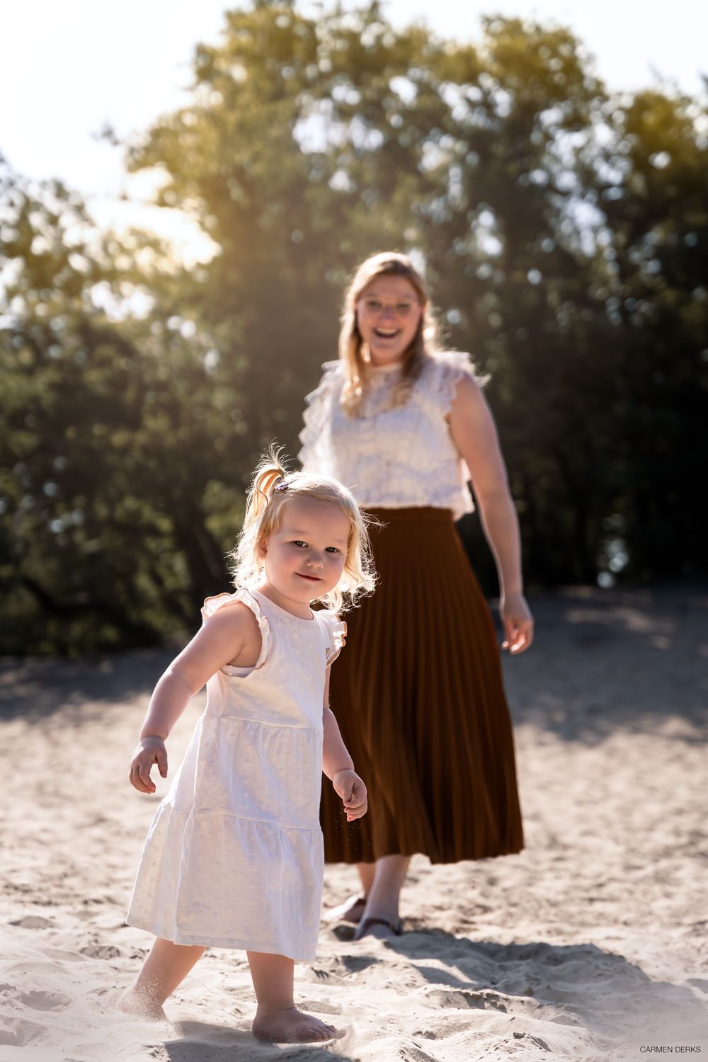 liefdevolle foto van dochter en moeder
. zachte warme kleuren, gefotografeerd op een buitenlocatie in maas&waal