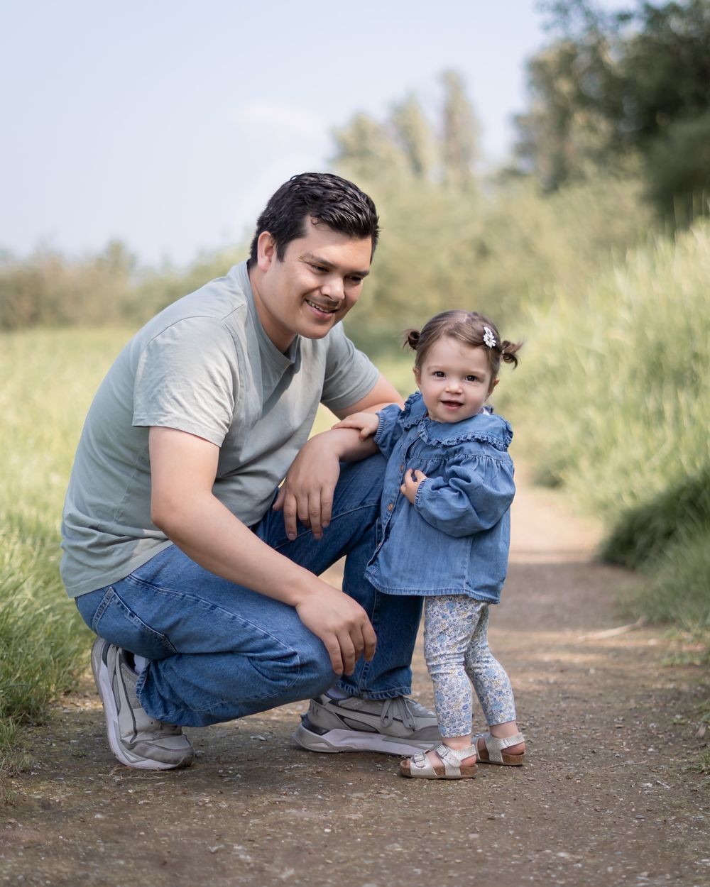 foto van vader en dochter. gefotografeerd in een park in beneden-leeuwen, maas en waal.
