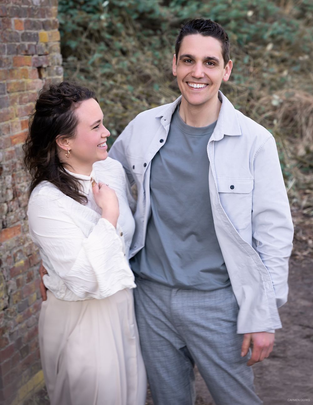foto van verliefd koppel op een mooie buitenlocatie in maas en waal. neutrale beige tinten