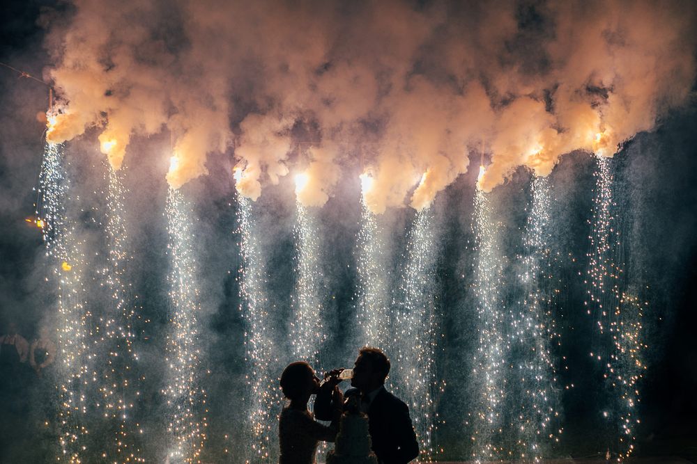 Fogo de artificio de cascata, com os noivos a fazer um brinde com champanhe.