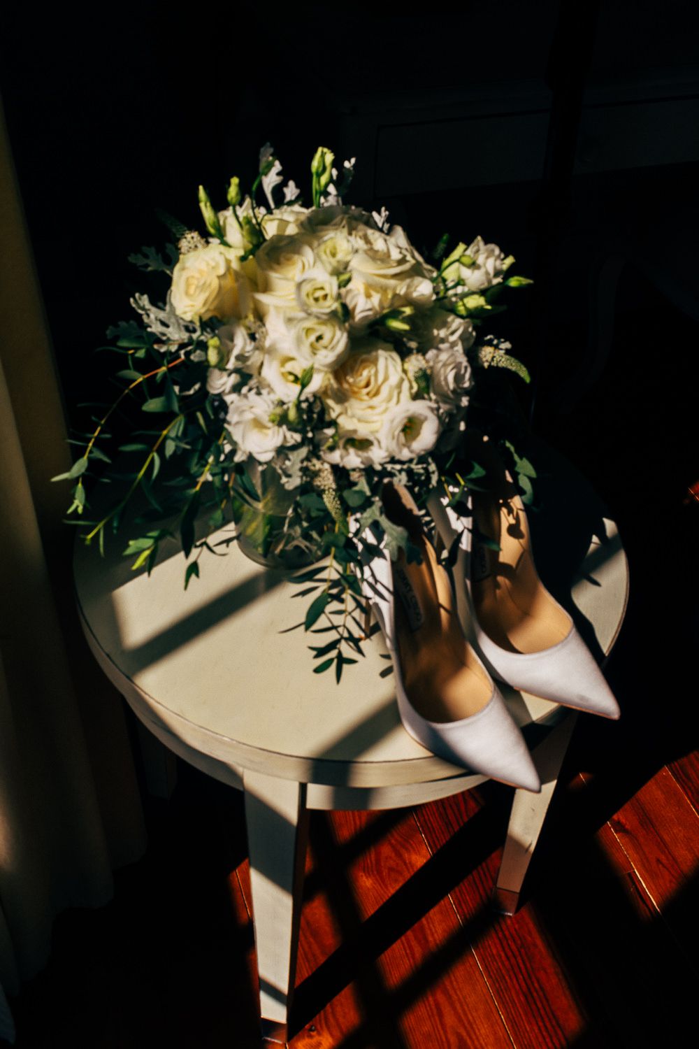 Sapatos, jimmy choo e bouquet, em cima de uma mas de chá no, Palácio da Lousã