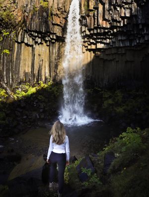 Dana vor dem Wasserfall.