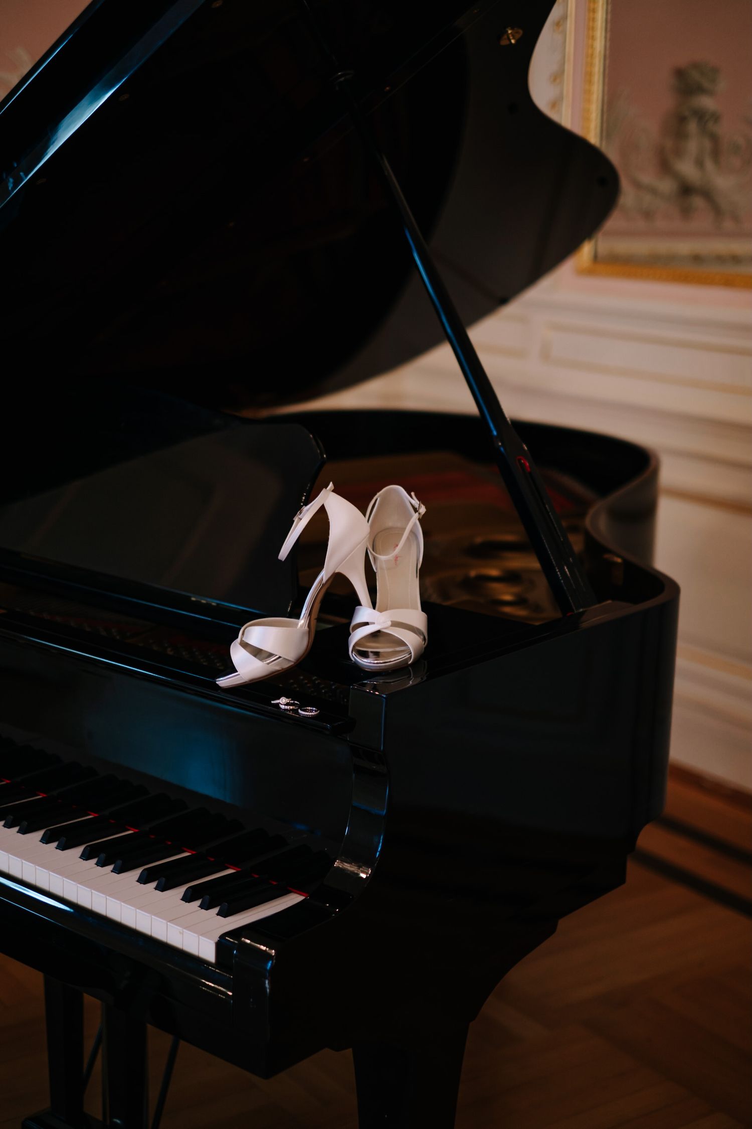 Brautschuhe stehen auf einem Piano, Brautschuhe mit Piano, #brautschuhedetails