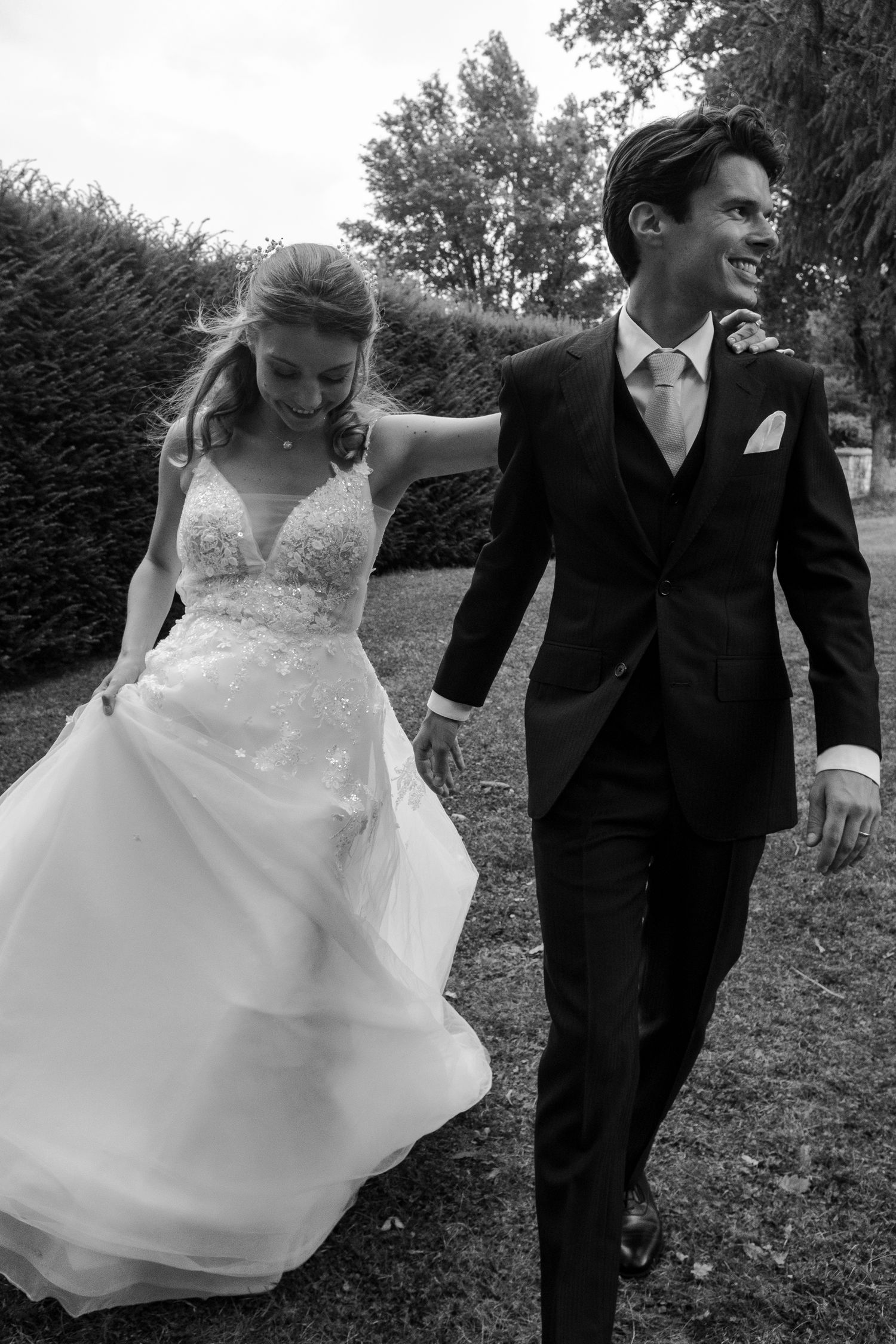 Photographe de mariage - Les mariés durant une séance photo couple intime et moderne.