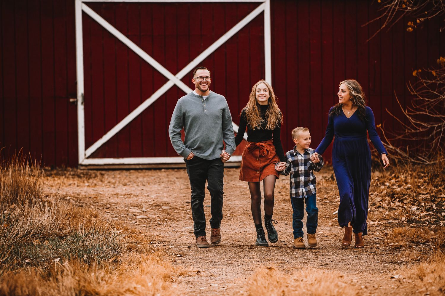 professional extended family photo session in rocky mountains in colorado. family of 4 posing in the mountains.liz rivas illuminating image