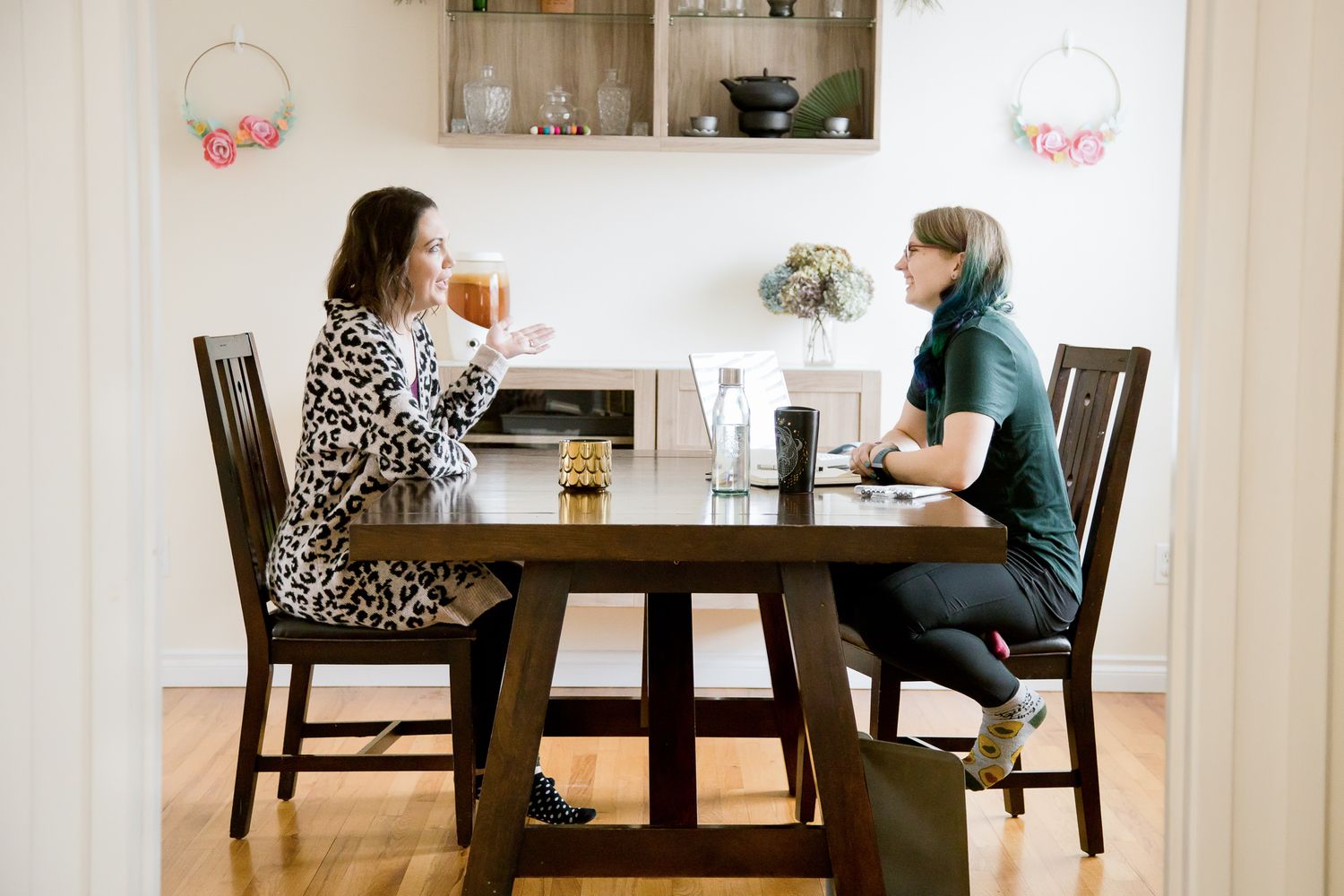 maple valley brand photographer photo of two female owned businesses talking about business plan