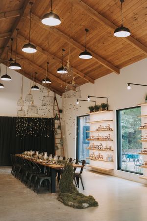 Fabuleux décor intérieur pour un mariage intime au verger du flanc nord