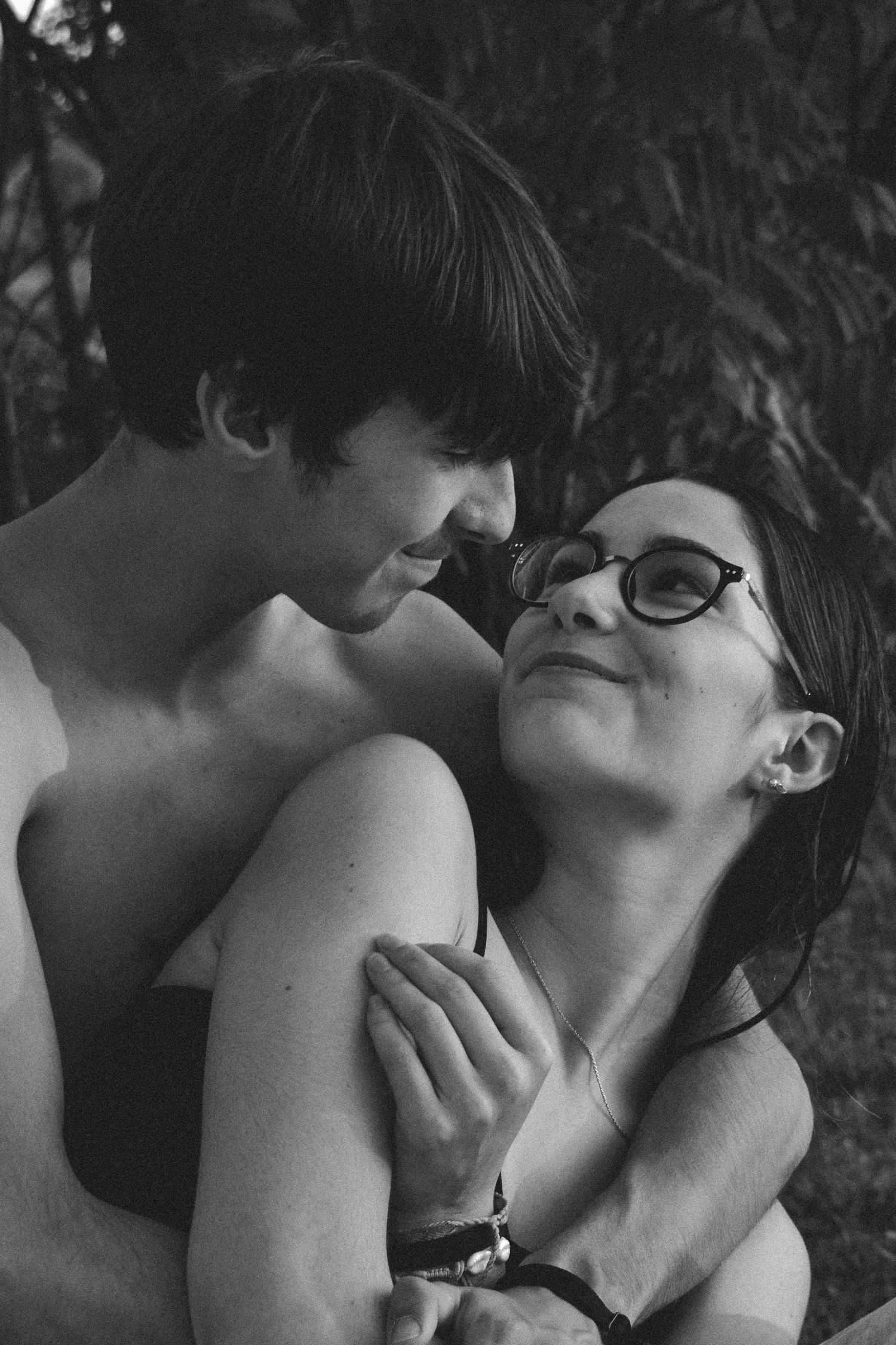 Photographie d'un couple qui se regarde dans les yeux