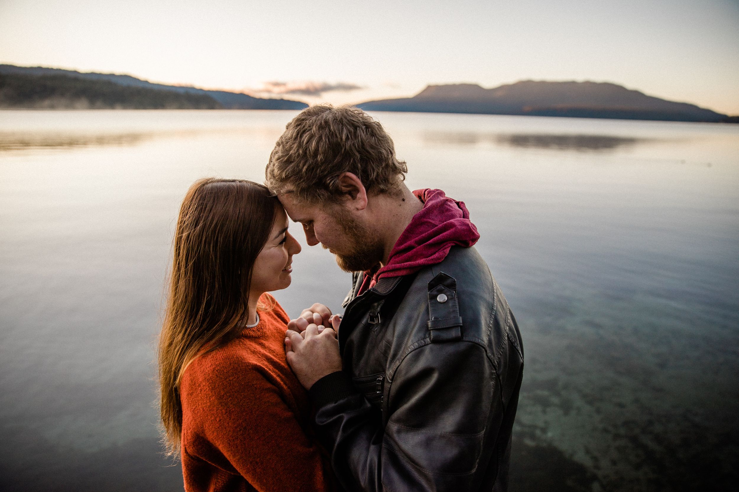 Engagement session Rotorua, Lake Taraera holding hands
