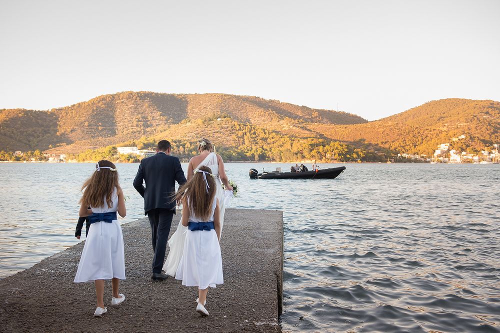 zeygari mazi me paranyfakia perpatoun sthn apovathra gia na epivivastoun sto fouskvto skafos pros ti dejivsh