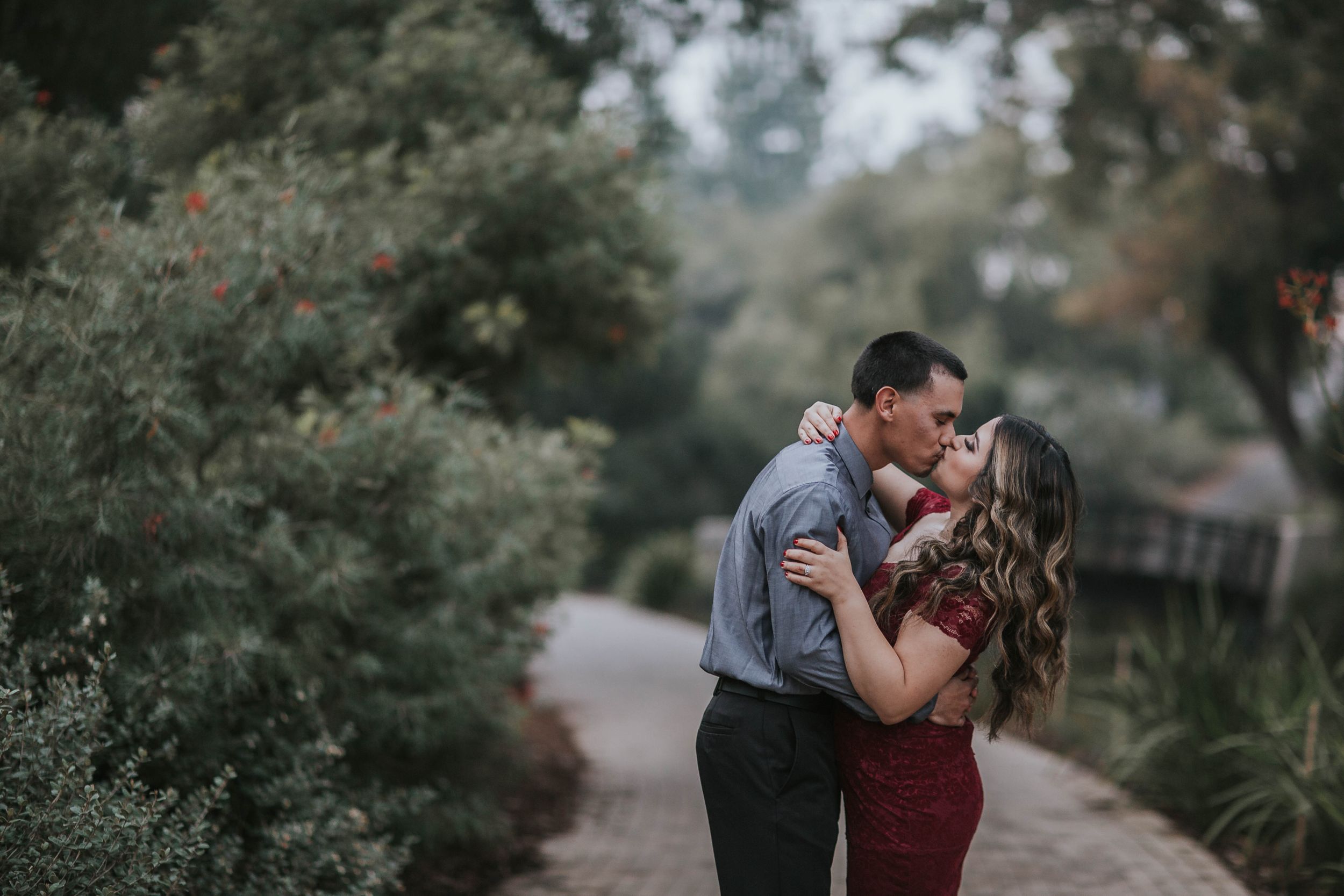rebecca skidgel photography uc davis arboretum five reason should engagement shoot session couple love romantic fun kiss
