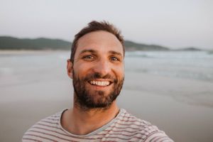 Retrato de Sam Ponsford, Fotografo de bodas espontaneo/documentale en carnota, galicia