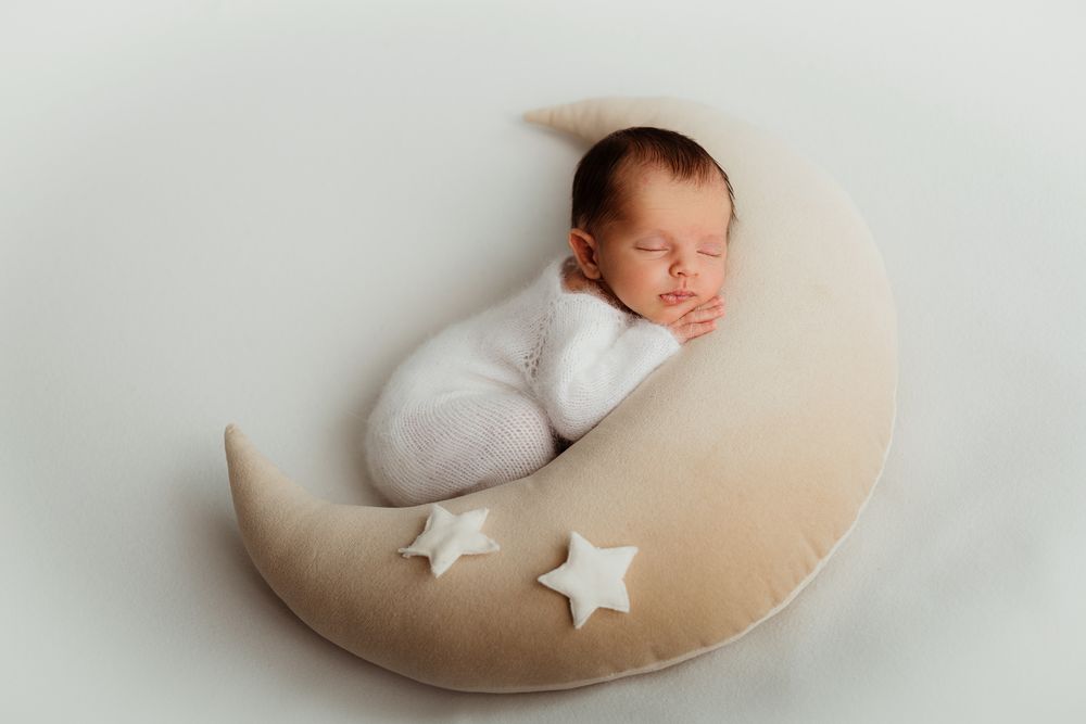 Baby auf dem Mond im Fotostudio