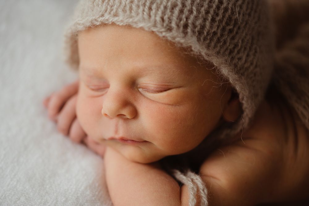Baby schläft im Fotostudio