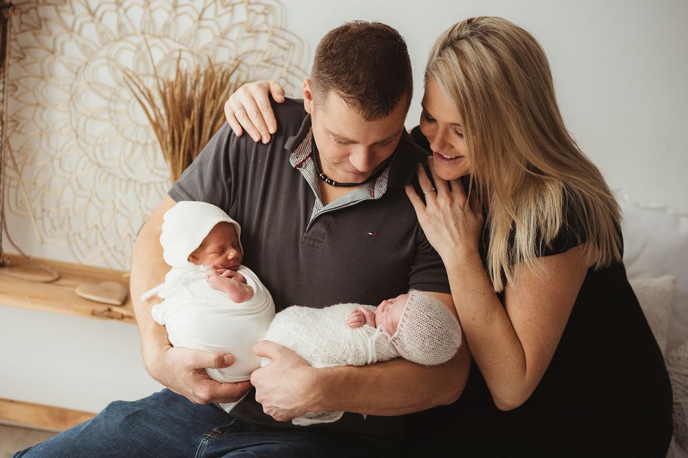 Mama und Papa mit ihren Babys