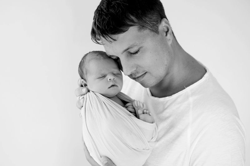 Papa kuschelt mit seinem Baby