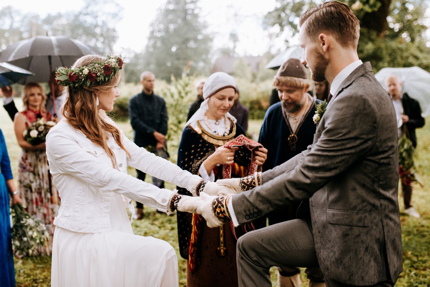Kāzu ceremonija brīvā dabā zem ozola Ungurmuiža kāzu fotogrāfs Rīgā